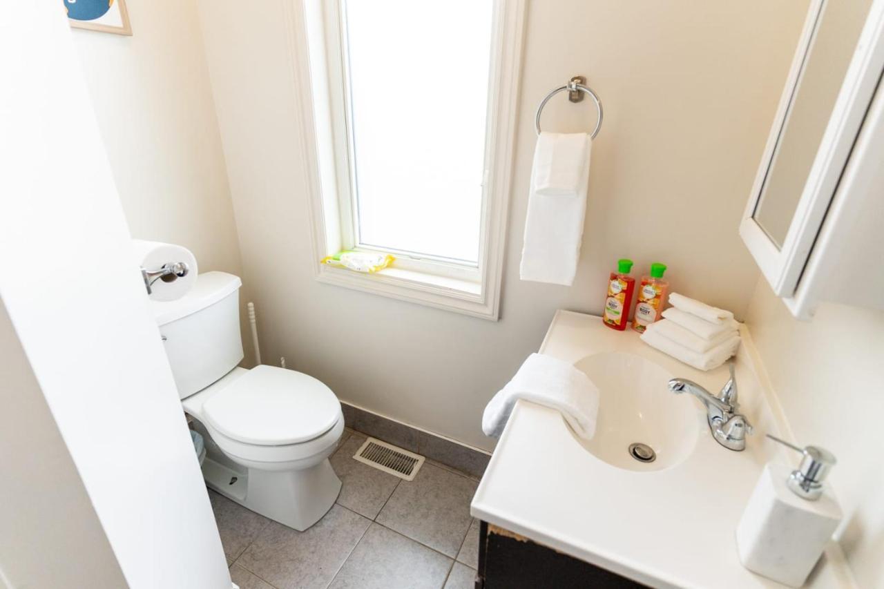 Modern 1 Bedroom Apartment With In-Suite Laundry Hamilton Kültér fotó